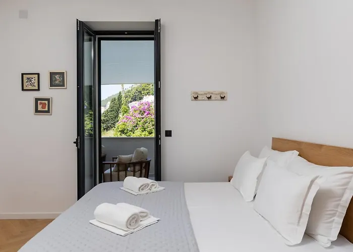 B With Old Town & Sea View