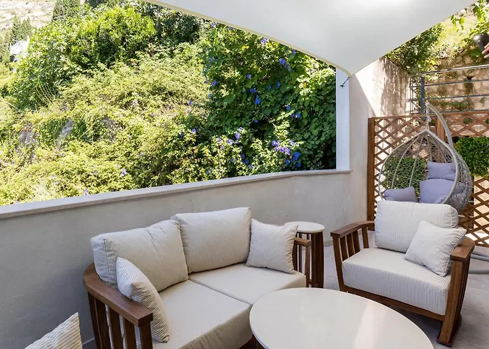 B With Old Town & Sea View *