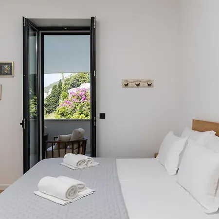 B With Old Town & Sea View