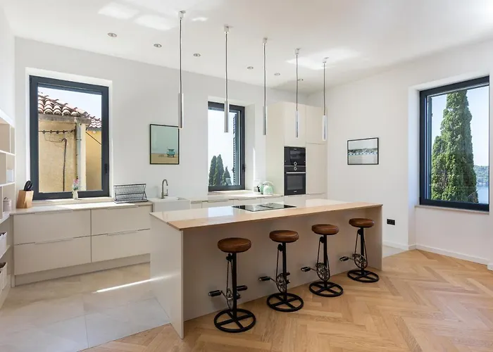 B With Old Town & Sea View Daire *