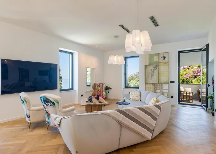 B With Old Town & Sea View *