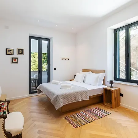 B With Old Town & Sea View Apartment *