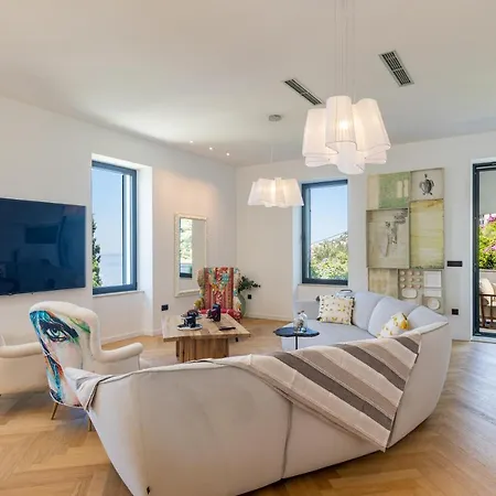 B With Old Town & Sea View *